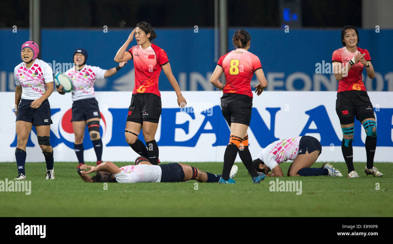 Incheon, South Korea. 2nd Oct, 2014. Players of China and Japan react after the women's rugby final match at the 17th Asian Games in Incheon, South Korea, Oct. 2, 2014. China defeated Japan 14-12 and claimed the title. Credit:  Fei Maohua/Xinhua/Alamy Live News Stock Photo