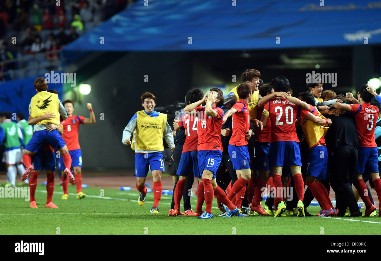 Incheon, South Korea. 2nd Oct, 2014. Players of South Korea celebrate goal during the men's football final match against the Democratic People's Republic of Korea (DPRK) at the 17th Asian Games in Incheon, South Korea, Oct. 2, 2014. © Lo Ping Fai/Xinhua/Alamy Live News Stock Photo