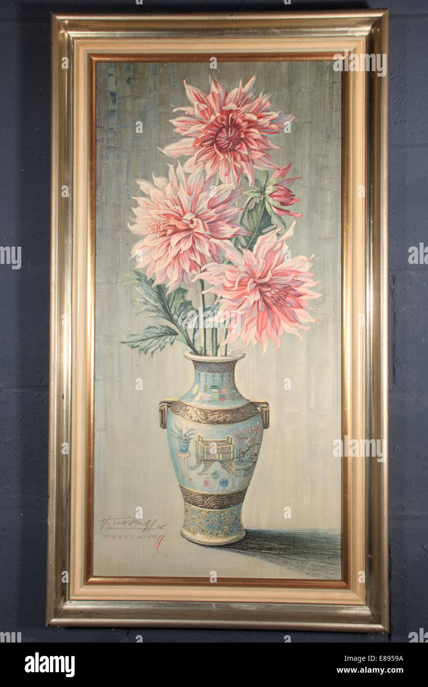 retro VLADIMIR TRETCHIKOFF Dahlias japense vase flowers in a room setting Stock Photo