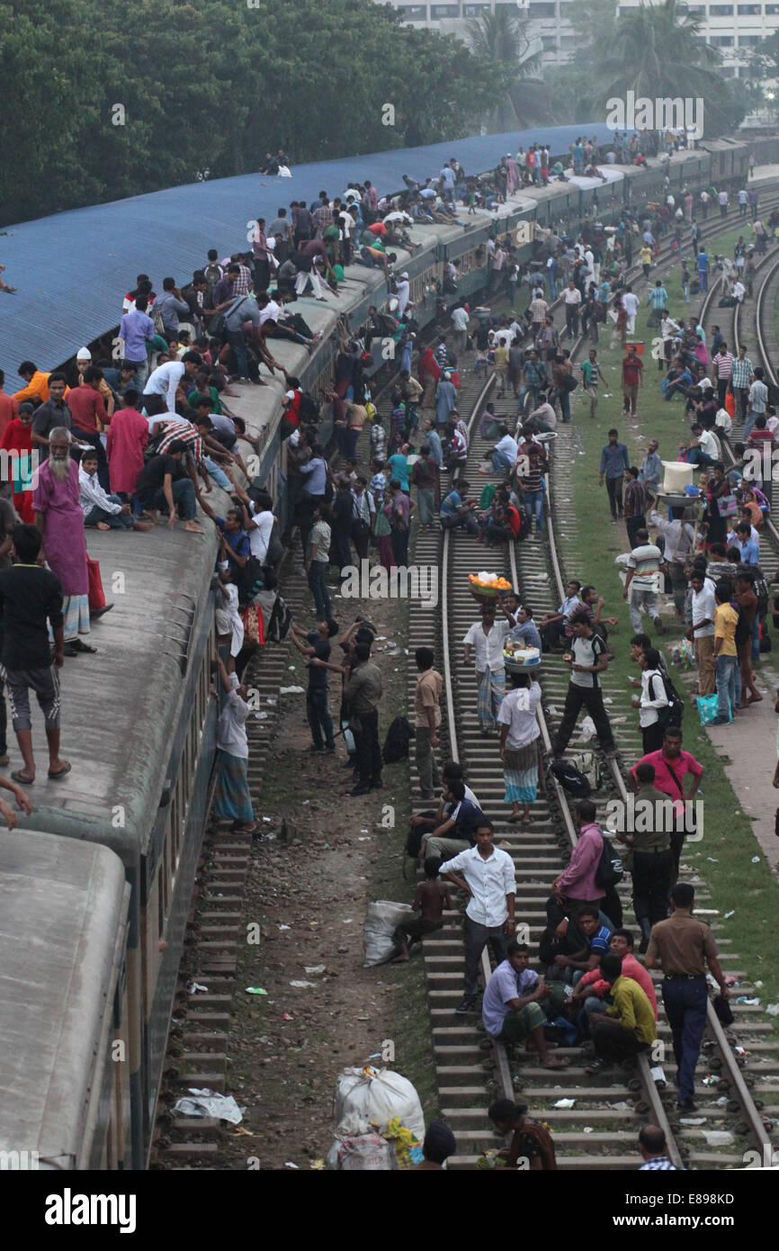 Dhaka, Bangladesh. 2nd Oct, 2014. Crowds of people board the roofs of trains in Dhaka, Bangladesh, for a risky ride to their home villages. Millions of city dwellers return home for Eid al-Adha. © Zakir Hossain Chowdhury/ZUMA Wire/Alamy Live News Stock Photo
