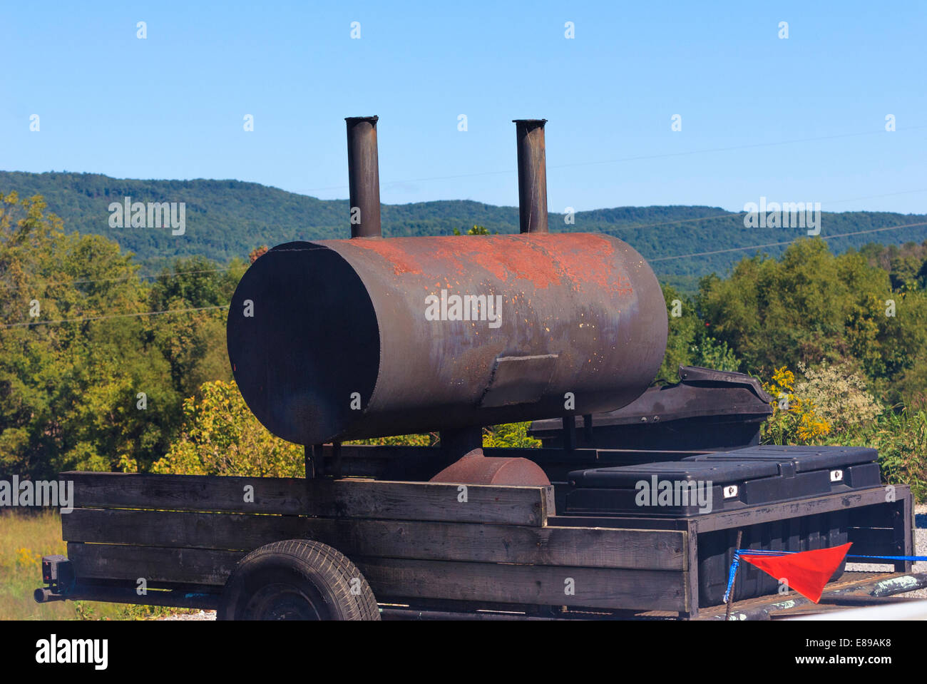 BBQ smoker mobile trailer mounted at roadside Tennessee BBQ stand Stock Photo
