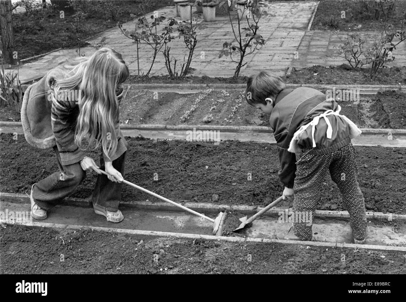 Berlin, DDR, preschool child and teacher working in the garden in the school garden Stock Photo