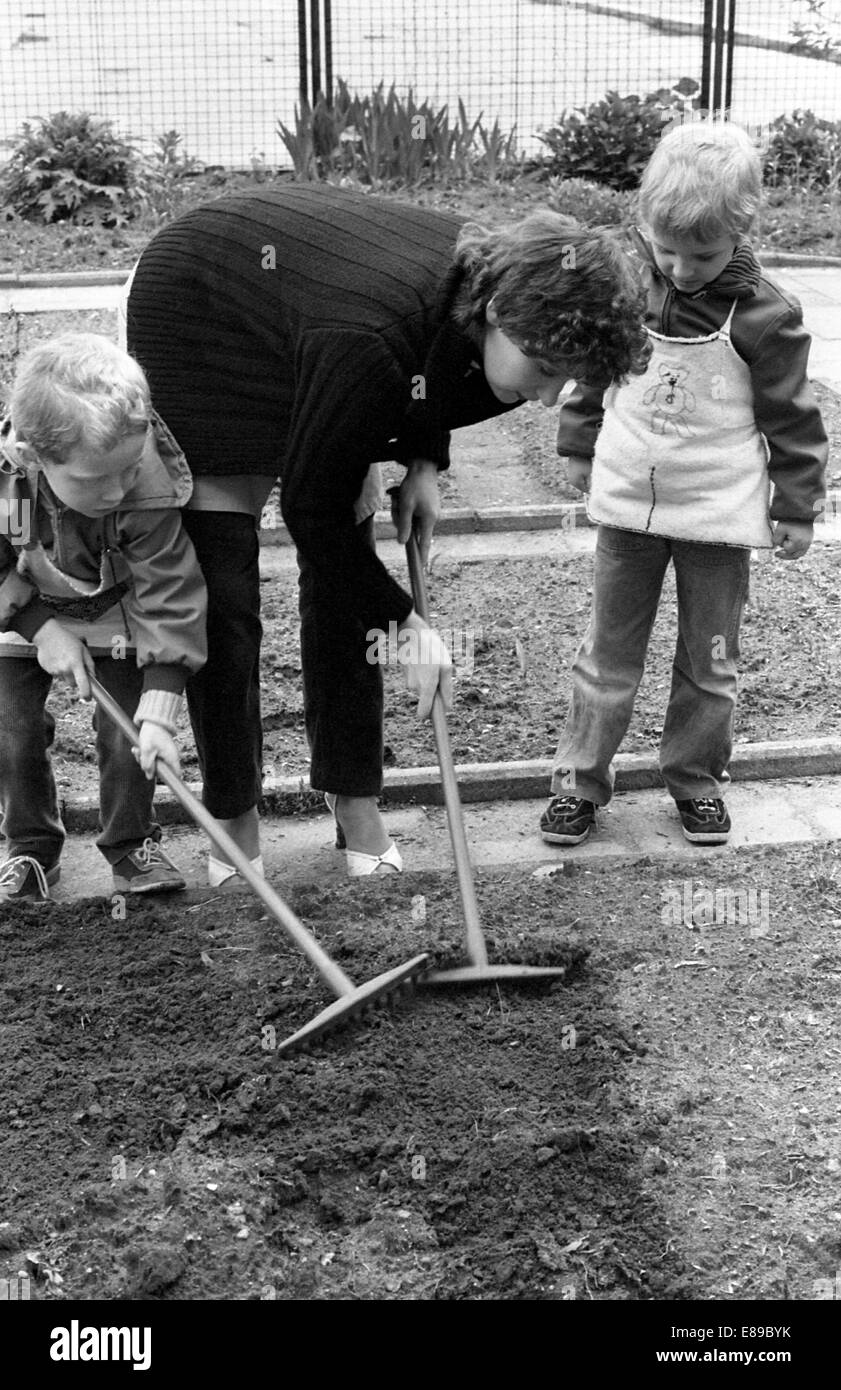 Berlin, DDR, pre-school children and teacher working in the garden in the school garden Stock Photo