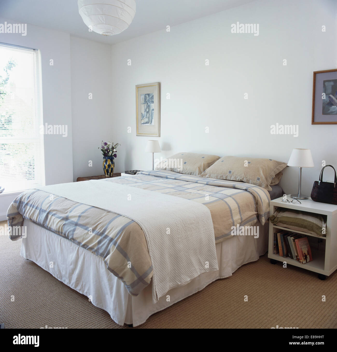 Decorative pillows bed fotografías e imágenes de alta resolución - Alamy