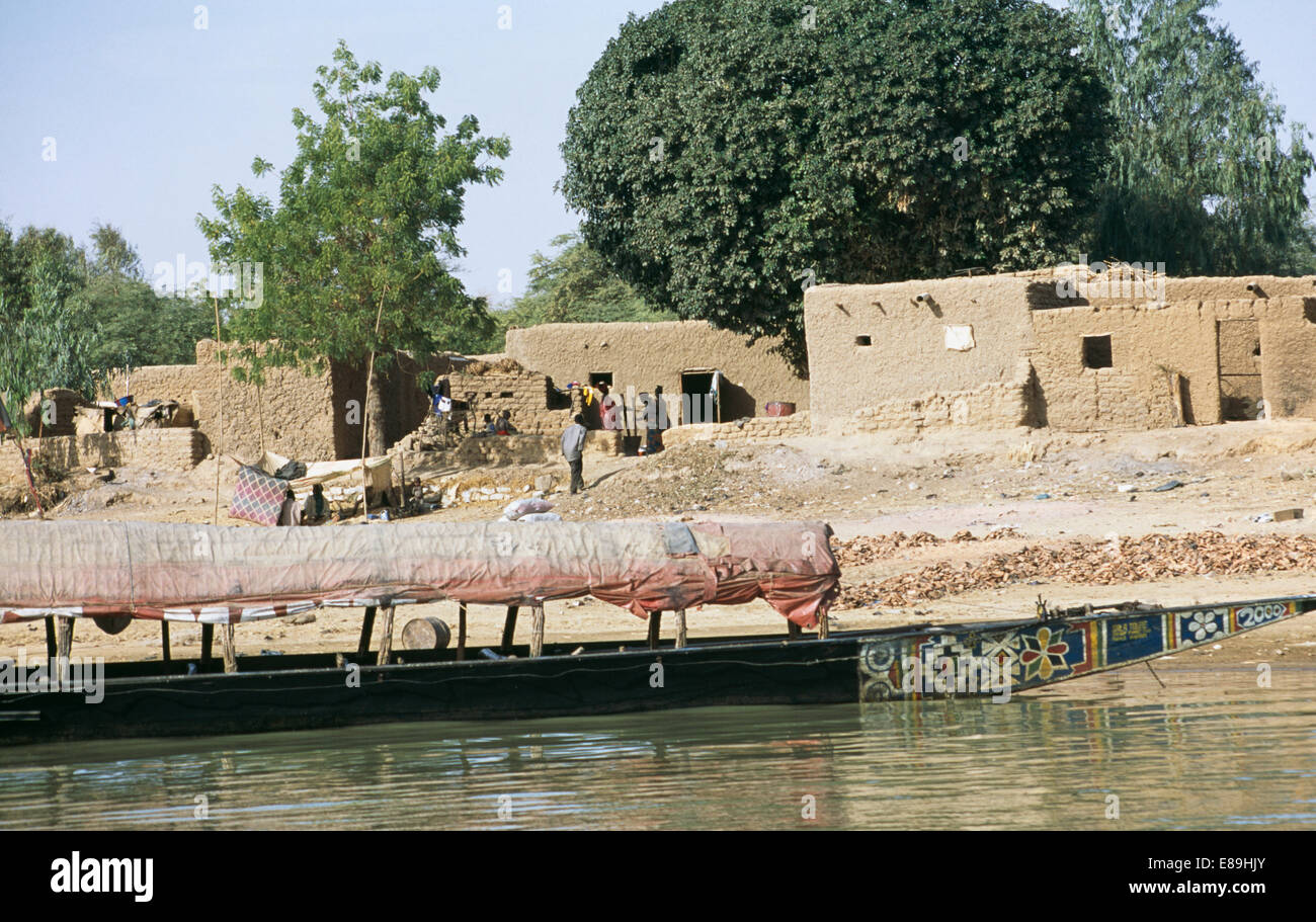 Pirogue and Bozo village at Kabara on the banks of the river Niger near Timbuktu in Mali Stock Photo