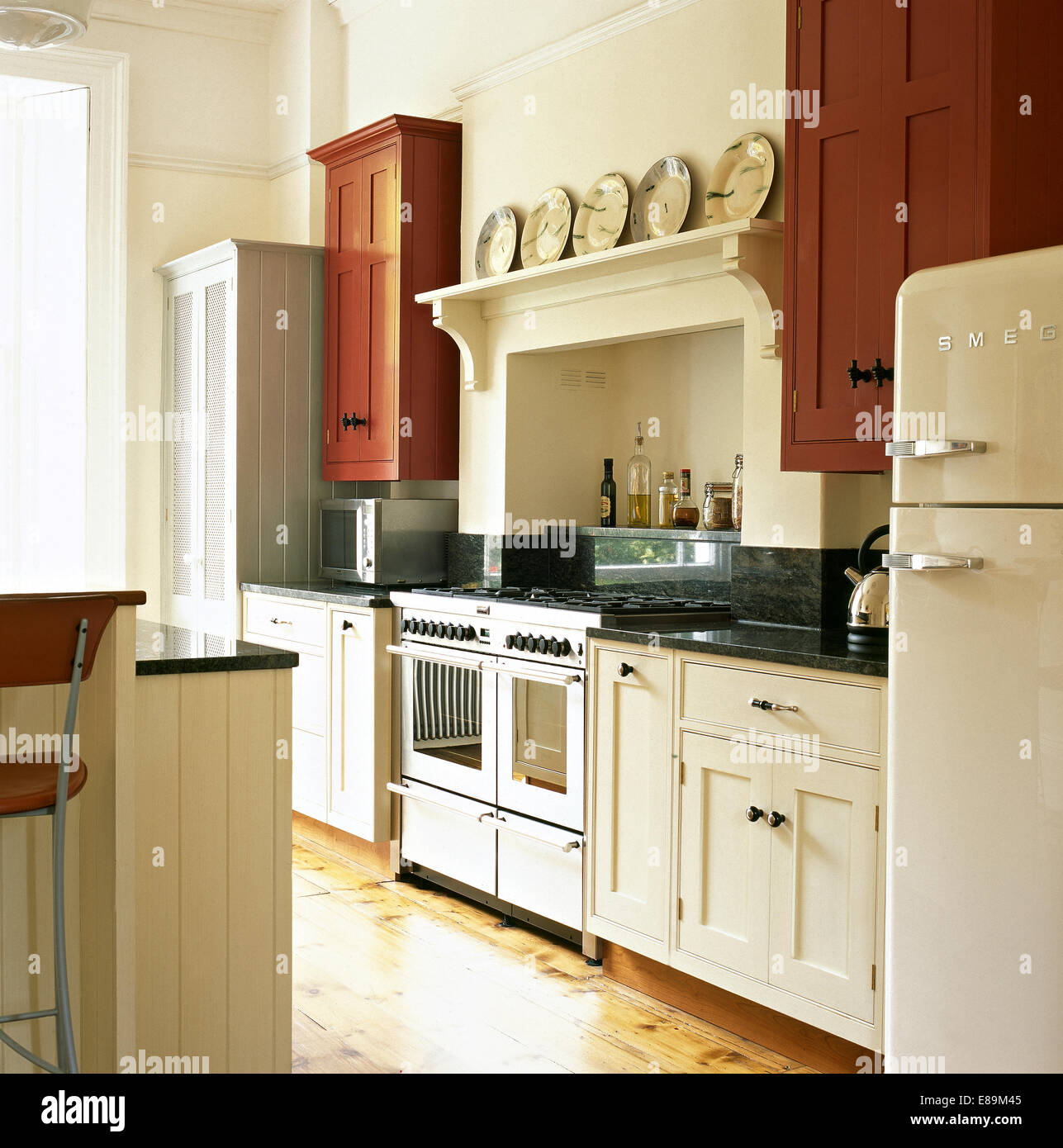 bouilloire SMEG avec fond de cuisine blanc Photo Stock - Alamy