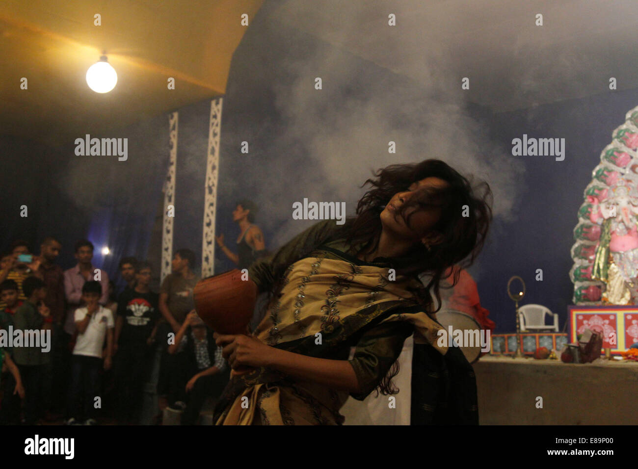 Allahabad, India. 1st October, 2014. Bengali woman dances in front of