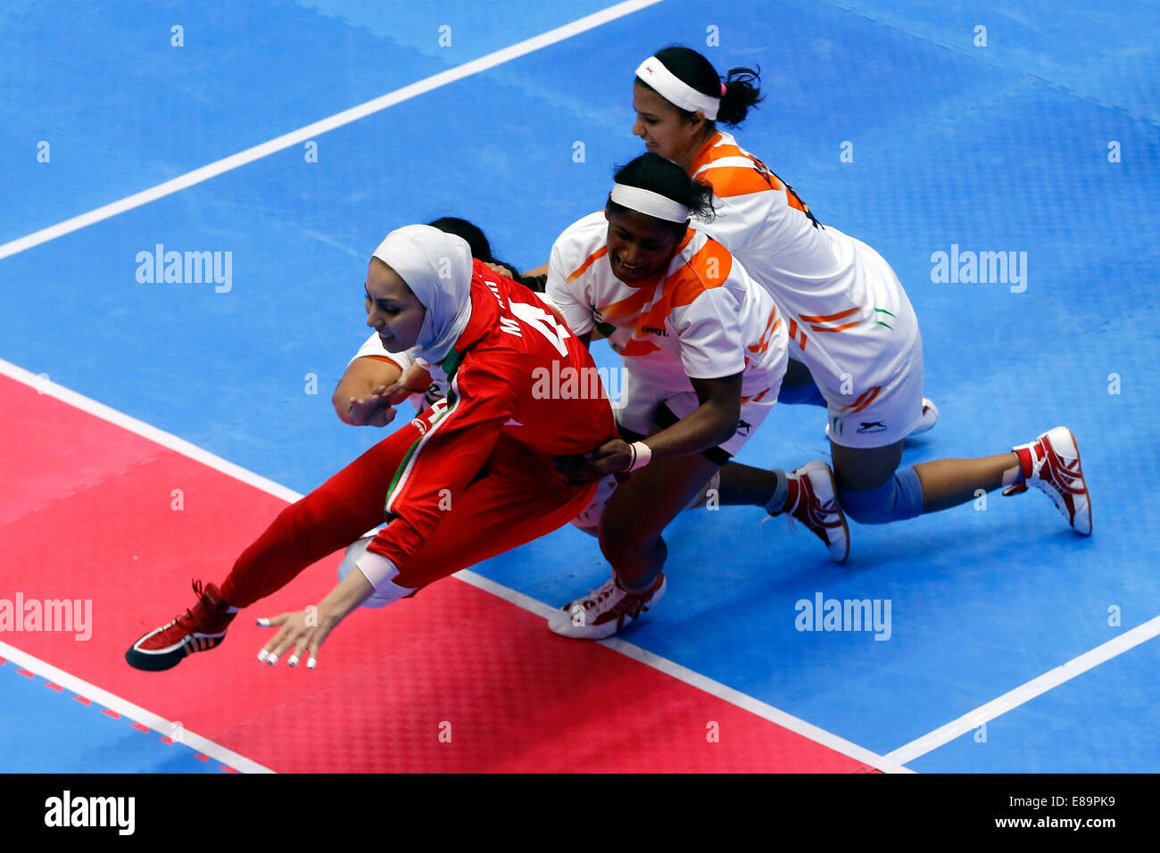 Incheon, South Korea. 3rd Oct, 2014. Miri Malihe (L) of Iran competes during the women's team gold medal match of kabaddi against India at the 17th Asian Games in Incheon, South Korea, Oct. 3, 2014. India defeated Iran 31-21 and claimed the title. © Shen Bohan/Xinhua/Alamy Live News Stock Photo