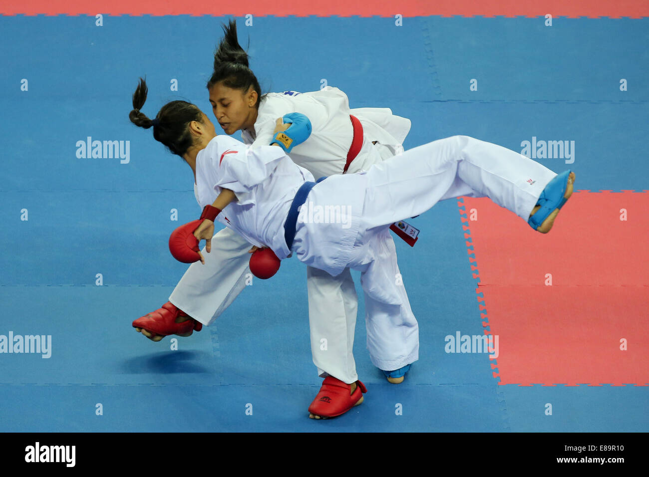 Incheon, South Korea. 3rd Oct, 2014. Yin Xiaoyan (lower) of China fights against Jefry Krisnan Syakilla Salni Binti of Malaysia during the women's -61kg semifinal contest of karate at the 17th Asian Games in Incheon, South Korea, Oct. 3, 2014. Yin Xiaoyan lost 0-2. © Zhang Fan/Xinhua/Alamy Live News Stock Photo