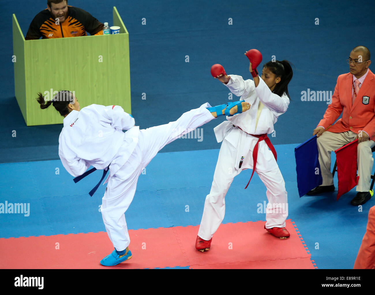 Incheon, South Korea. 3rd Oct, 2014. Yin Xiaoyan (L) of China fights against Jefry Krisnan Syakilla Salni Binti of Malaysia during the women's -61kg semifinal contest of karate at the 17th Asian Games in Incheon, South Korea, Oct. 3, 2014. Yin Xiaoyan lost 0-2. © Zhang Fan/Xinhua/Alamy Live News Stock Photo