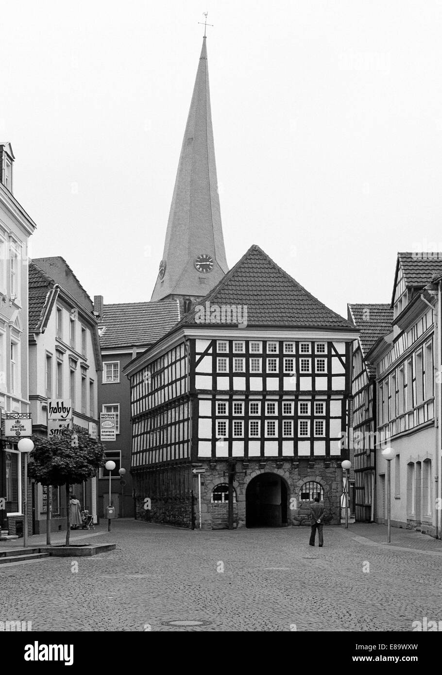 Siebziger Jahre, schiefer Kirchturm, evangelische Kirche St. Georg und ...