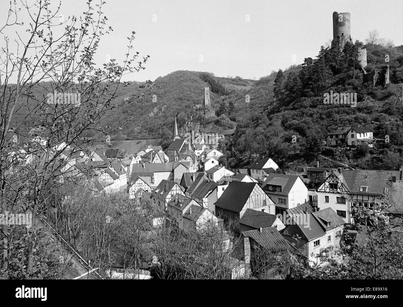 Achtziger Jahre, Elzbachtal und Stadtpanorama mit Philippsburg und Loewenburg in Monreal, Eifel, Rheinland-Pfalz Stock Photo