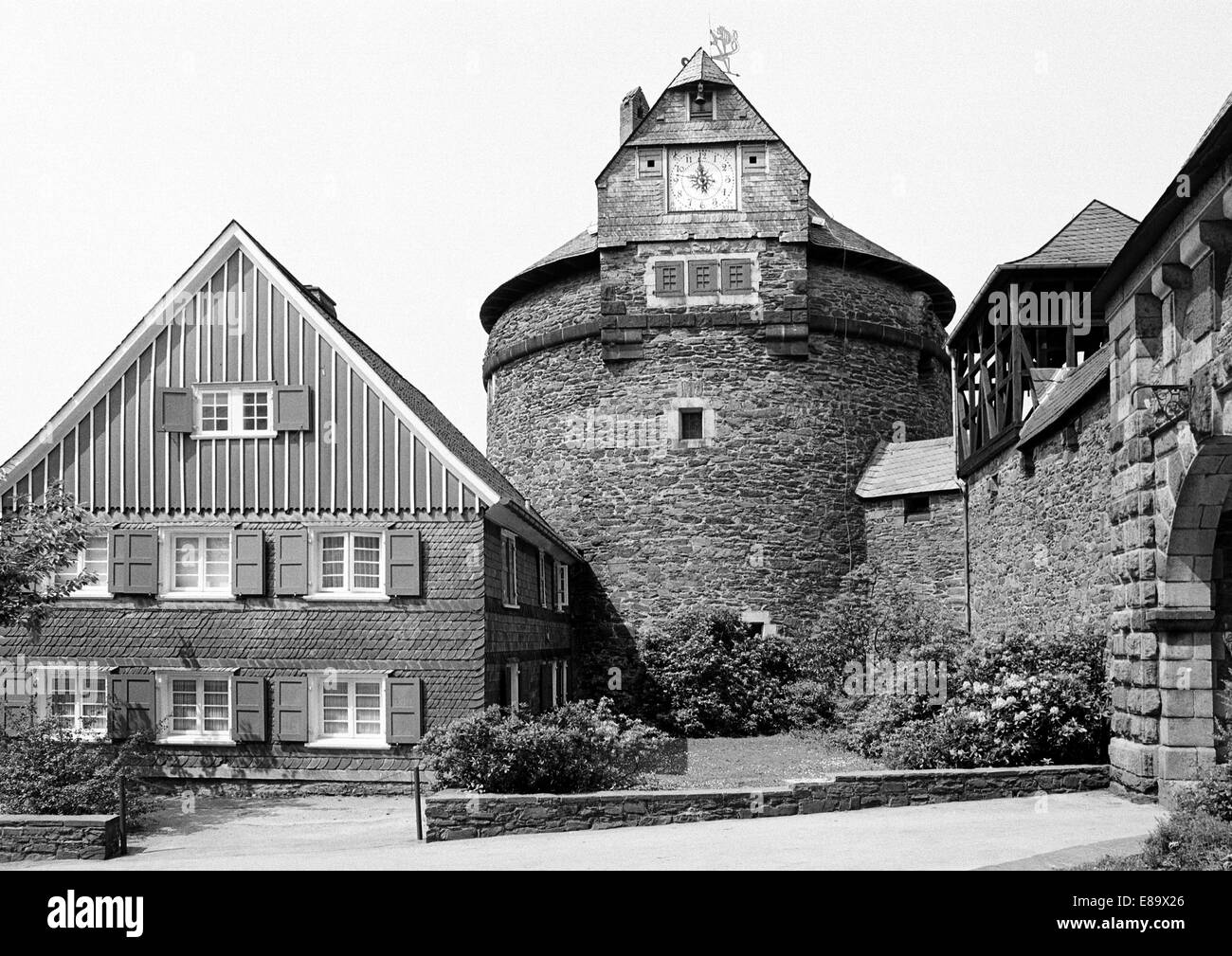 Achtziger Jahre, Batterieturm von Schloss Burg in Solingen-Burg an der Wupper, Naturpark Bergisches Land, Nordrhein-Westfalen Stock Photo