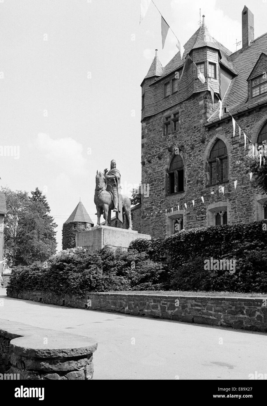 Achtziger Jahre, Reiterstatue von Engelbert II. Graf von Berg und Erzbischof von Koeln im Schlosshof von Schloss Burg in Solingen-Burg an der Wupper, Stock Photo