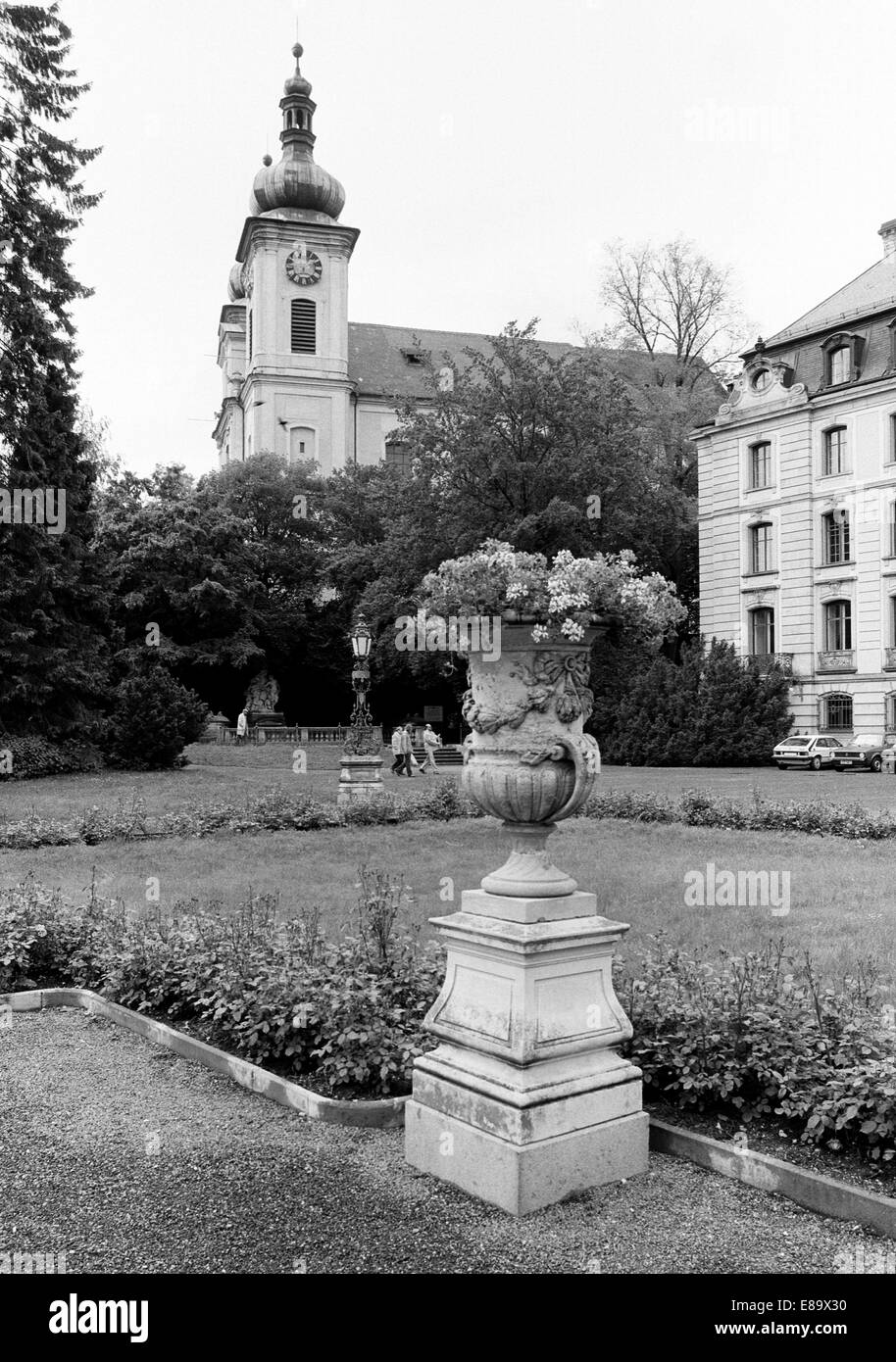 Achtziger Jahre, Pfarrkirche St. Johann Baptist und Schlossgarten in Donaueschingen, Naturpark Suedschwarzwald, Baden-Wuerttemberg Stock Photo