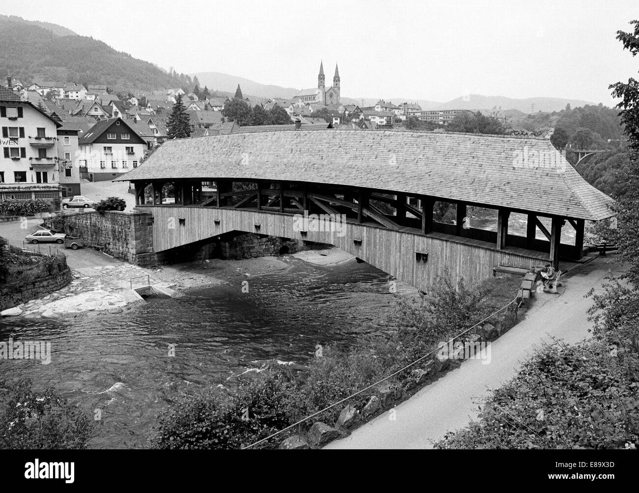 Achtziger Jahre, Stadtpanorama, Holzbruecke ueber die Murg und katholische Pfarrkirche St. Johannes der Taeufer in Forbach (Baden), Nordschwarzwald, B Stock Photo