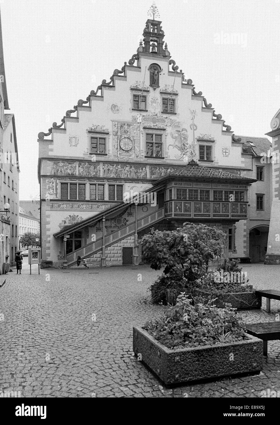 Achtziger Jahre, Renaissancerathaus in Lindau (Bodensee), Schwaben, Bayern, Wandmalerei, Volutengiebel und ueberdachte Aussentreppe Stock Photo