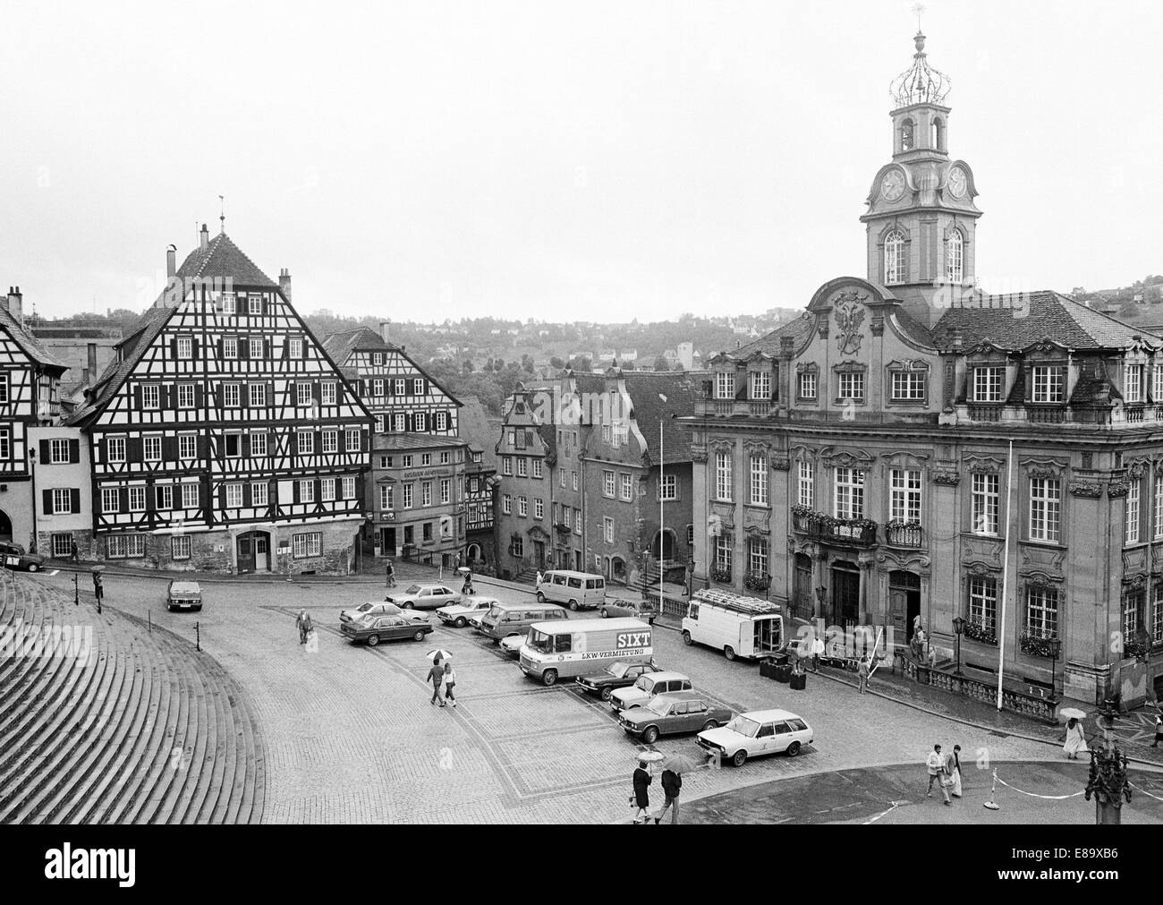 Achtziger Jahre, Marktplatz, Grosse Treppe vor Kirche St. Michael, Fachwerkhaeuser und Barockrathaus in Schwaebisch Hall, Hohenlohe, Schwaebisch-Fraen Stock Photo