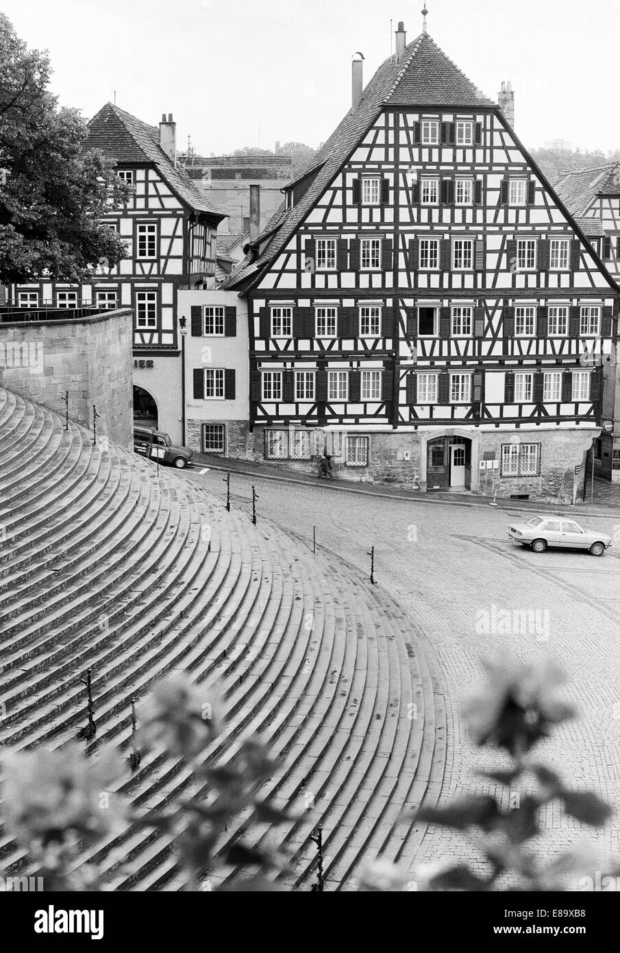 Achtziger Jahre, Marktplatz, Grosse Treppe vor Kirche St. Michael und Fachwerkhaeuser in Schwaebisch Hall, Hohenlohe, Schwaebisch-Fraenkischer Wald, B Stock Photo