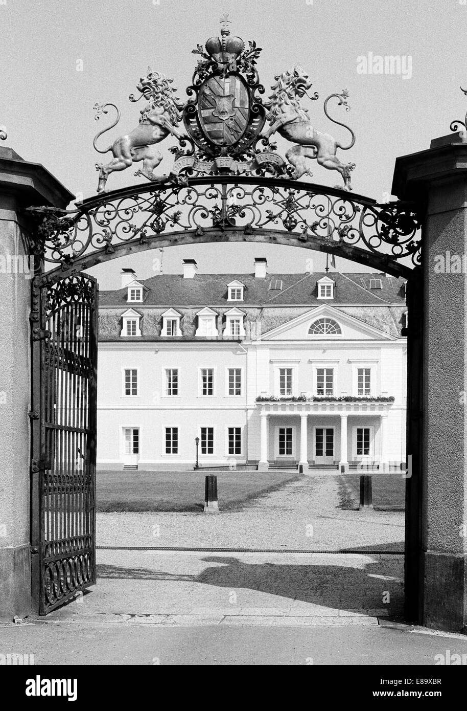 Achtziger Jahre, Schlosstor mit Wappenbild und zwei Loewen am Residenzschloss der Fuersten zu Wied in Neuwied, Rhein, Westerwald, Rheinland-Pfalz Stock Photo