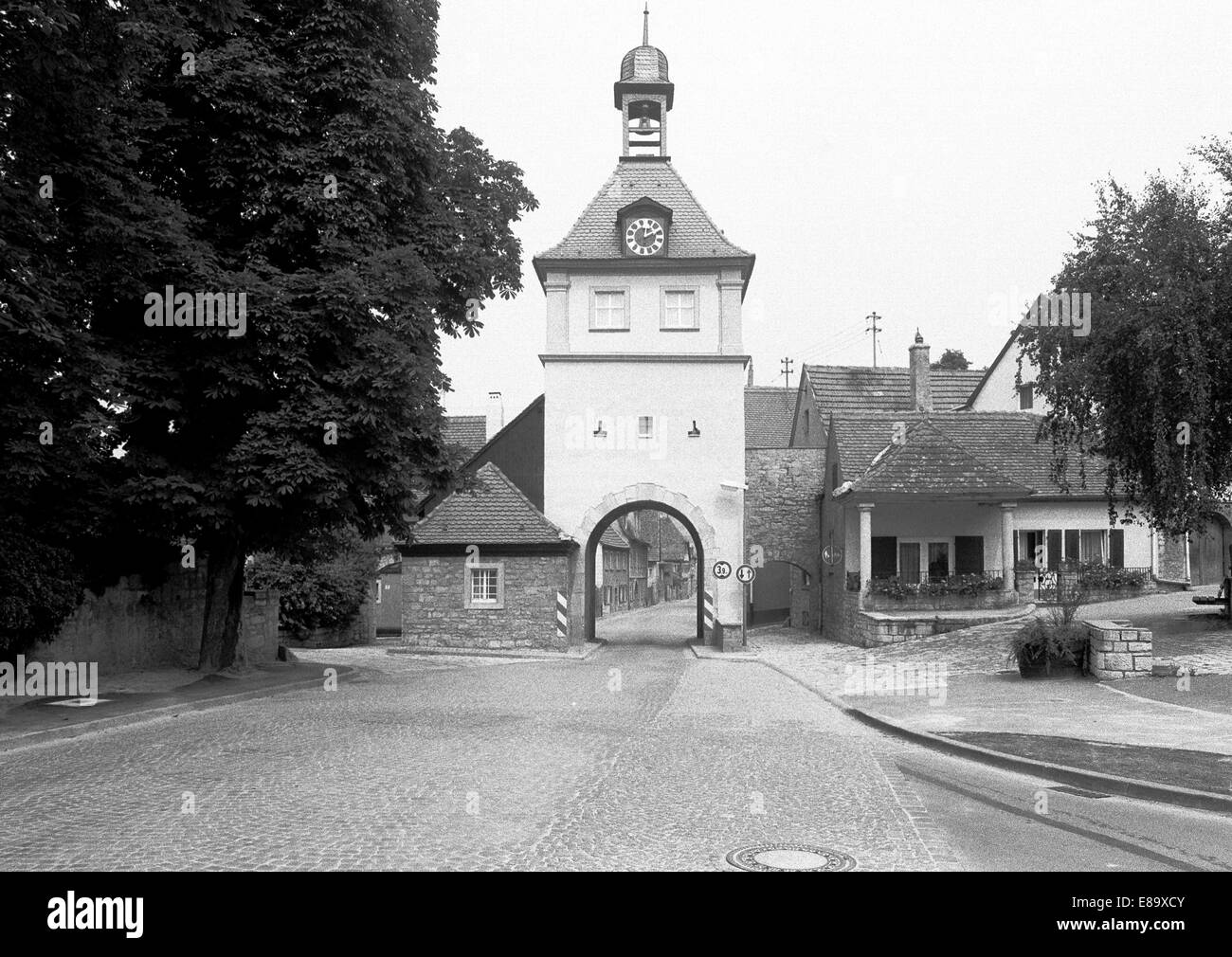 Achtziger Jahre, Ochsenfurter Stadttor in Sommerhausen, Verwaltungsgemeinschaft Eibelstadt, Main, Unterfranken, Bayern Stock Photo