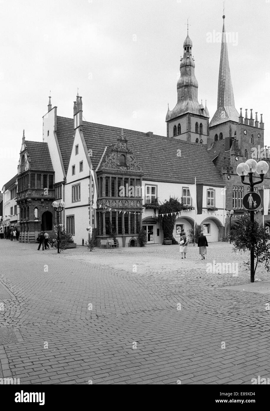 Achtziger Jahre, UNESCO Weltkulturerbe, Rathaus am Marktplatz von Lemgo, Ostwestfalen-Lippe, Nordrhein-Westfalen, dahinter die Tuerme der Kirche St. N Stock Photo