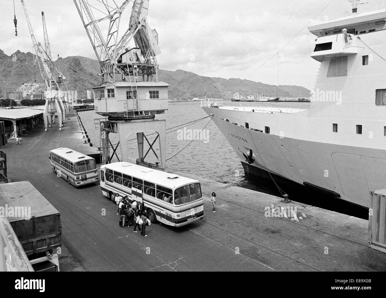 Achtziger Jahre, Touristengruppe am Reisebus im Seehafen von Santa Cruz de Tenerife, Teneriffa, Kanarische Inseln, Spanien Stock Photo
