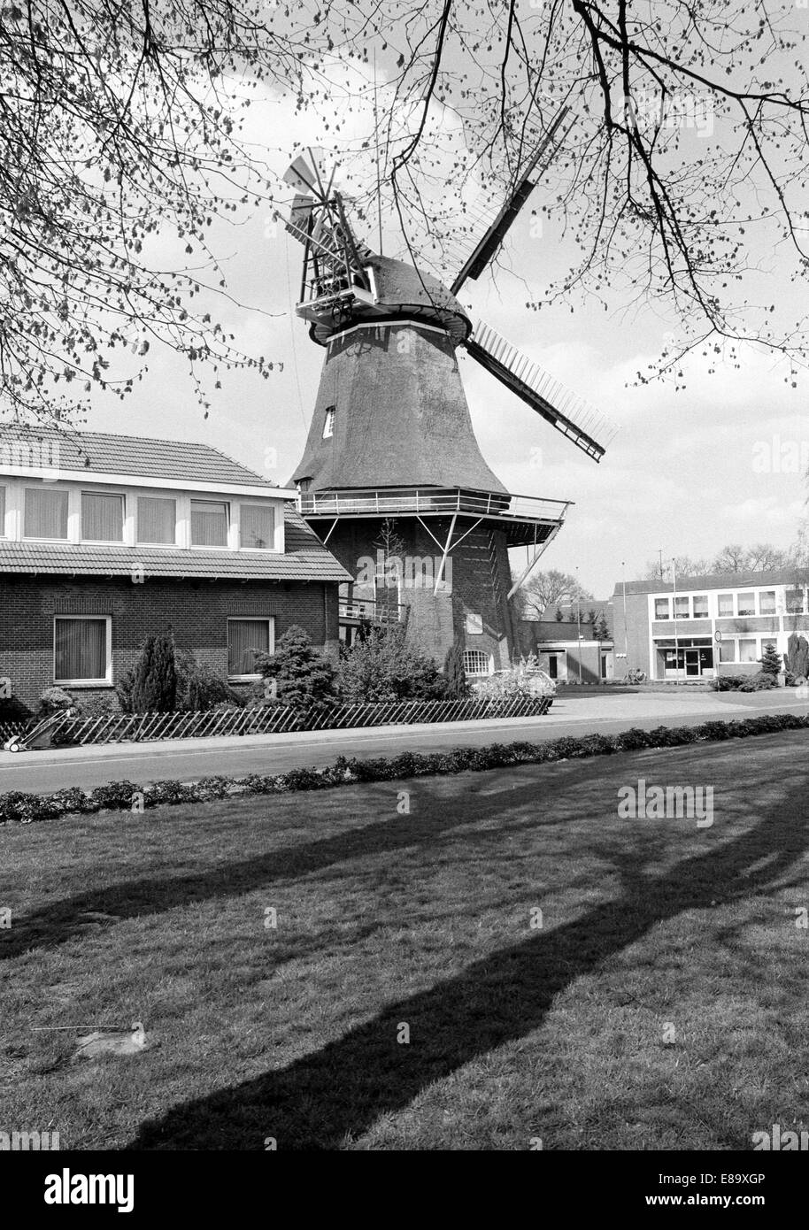 Achtziger Jahre, Niedersaechsische Muehlenstrasse, Galeriehollaender Windmuehle in Uplengen-Remels, Lengenerland, Ostfriesland, Niedersachsen Stock Photo