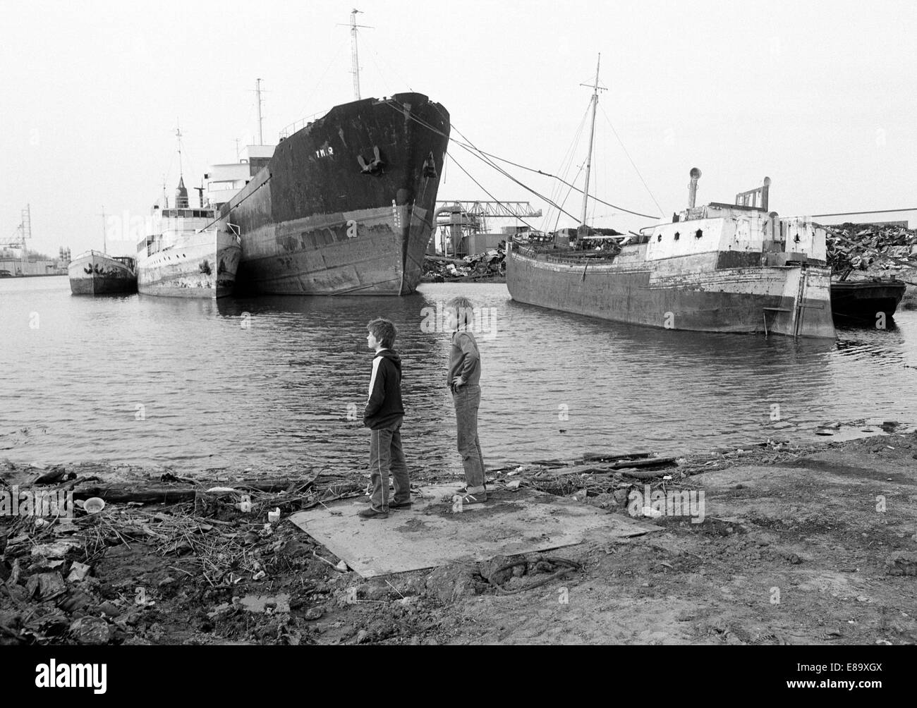 Eighties, D-Leer (Ostfriesland), Ems, Leda, East Frisia, Lower Saxony, harbour, seaport, shipyard, cargo ships, two boys at the banks Stock Photo