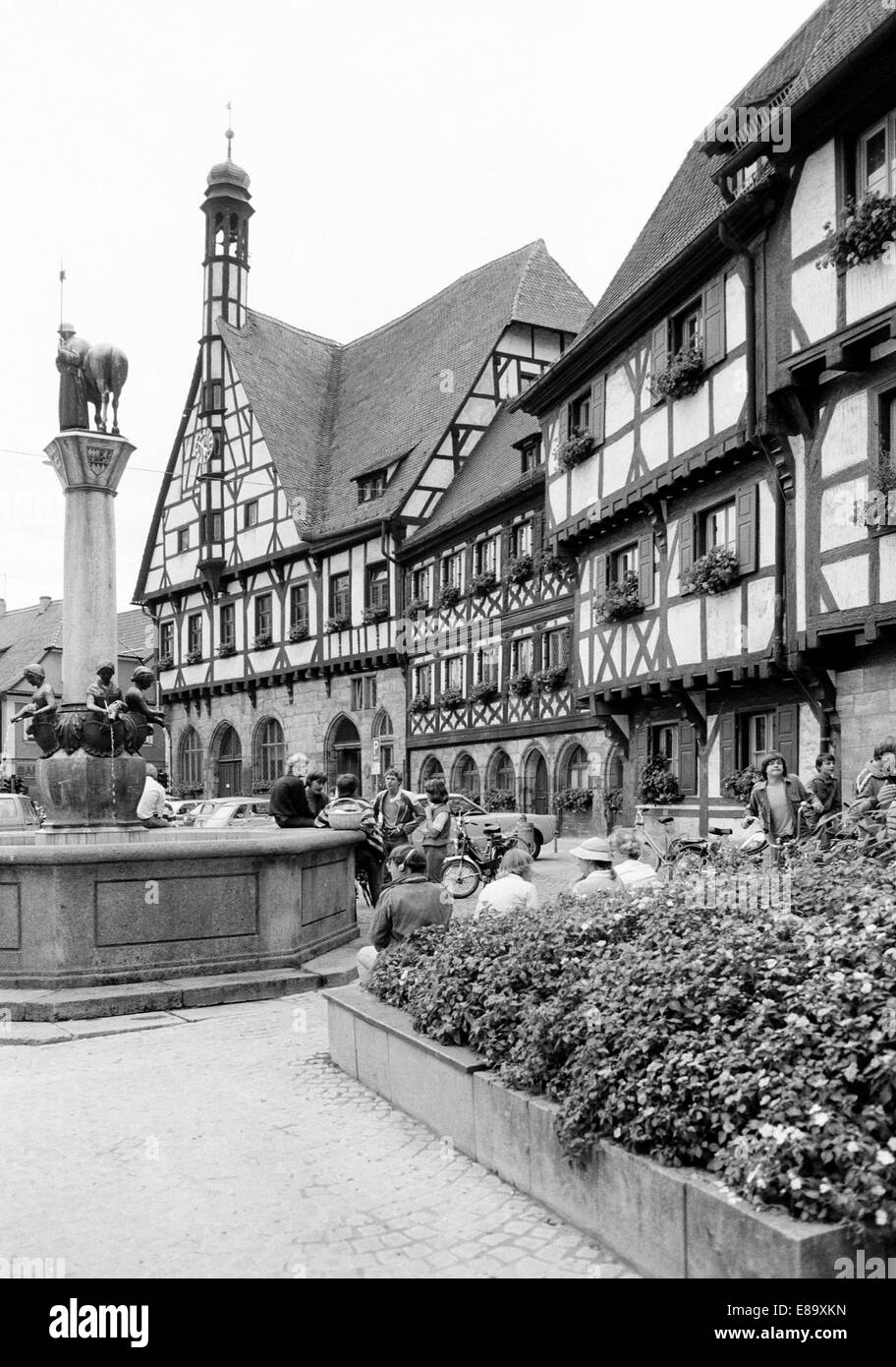Achtziger Jahre, Fachwerkrathaus und Marktbrunnen in Forchheim, Main-Donau-Kanal, Oberfranken, Bayern Stock Photo