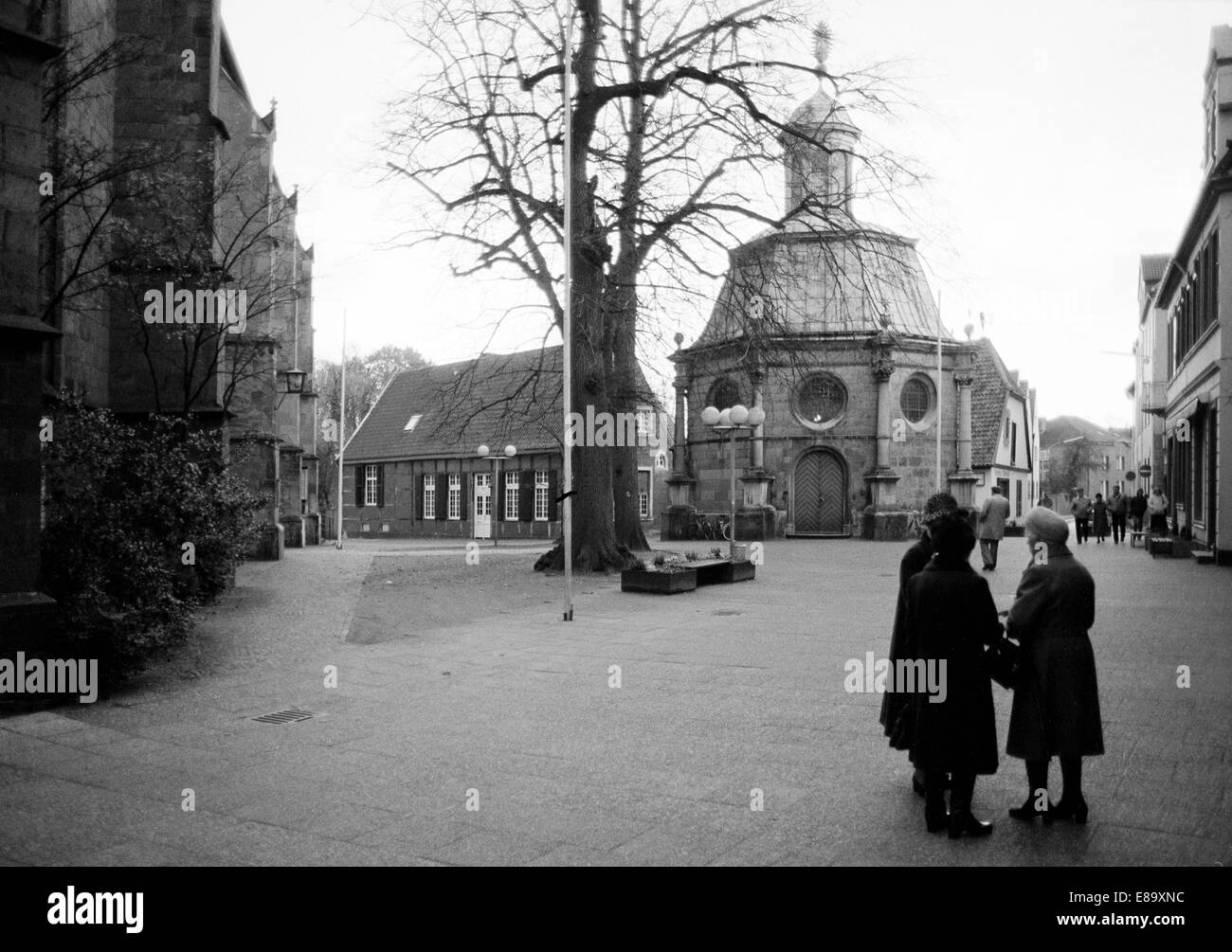 Achtziger Jahre, drei aeltere Frauen auf dem Kardinal-von-Galen-Platz vor der Marienkapelle im Gespraech, Barockkapelle, katholische Wallfahrtskapelle Stock Photo