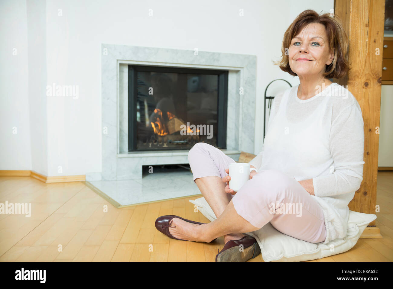 Sitting in front of fireplace hires stock photography and images Alamy