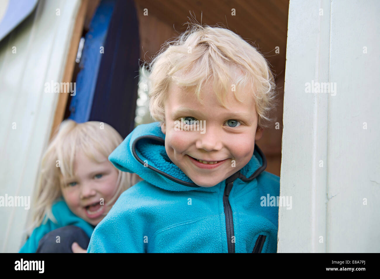 Portrait of two smiling young blonde kids Stock Photo - Alamy