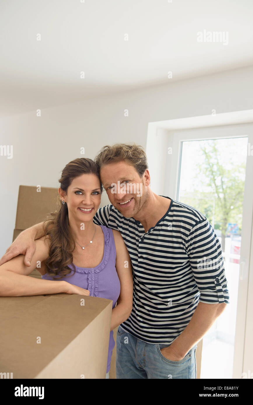 Portrait happy couple new home cardboard boxes Stock Photo - Alamy