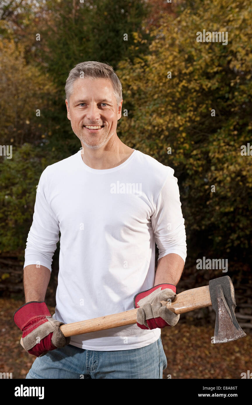 Man chopping wood hires stock photography and images Alamy