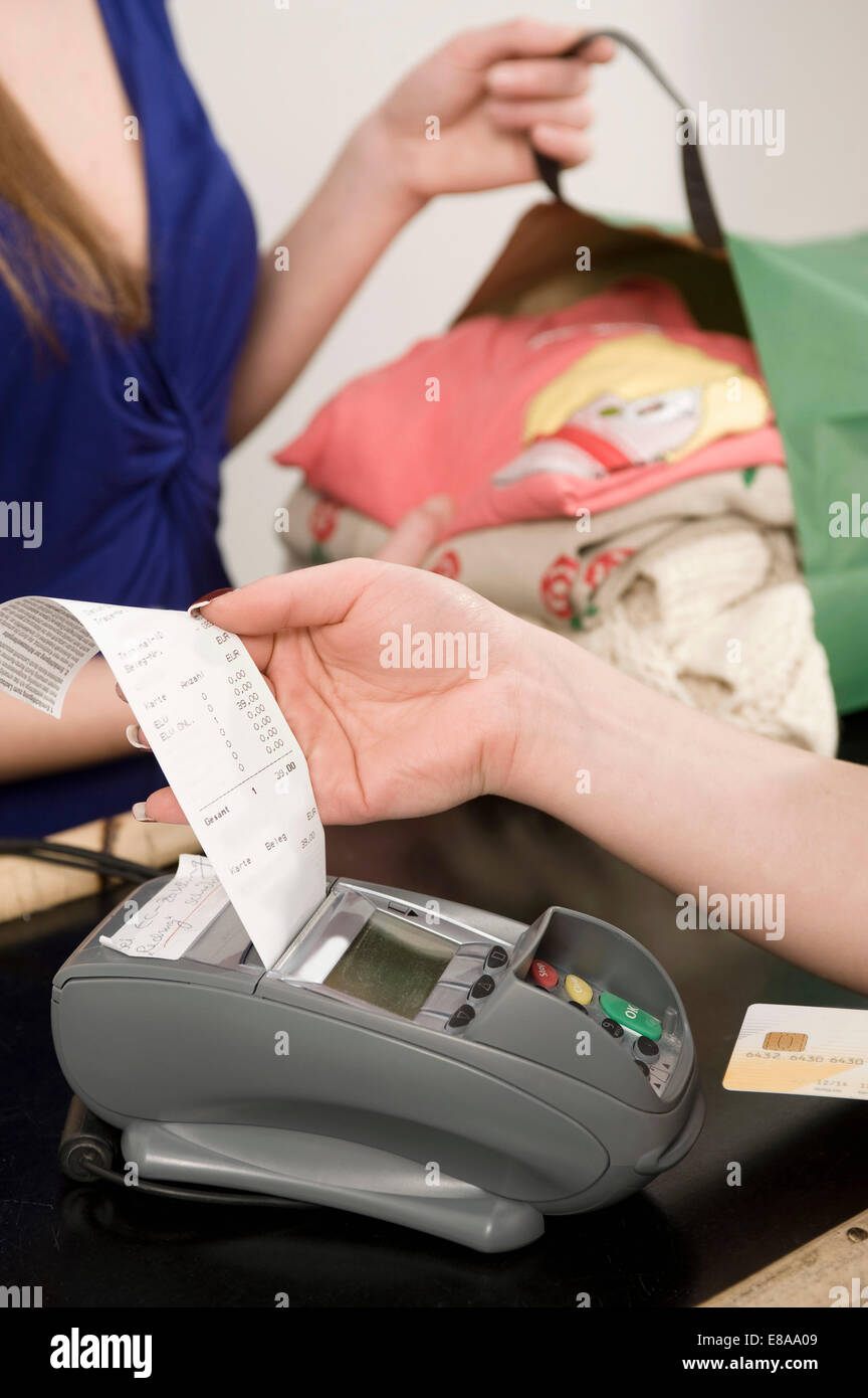 Young woman paying bill using credit card Stock Photo - Alamy