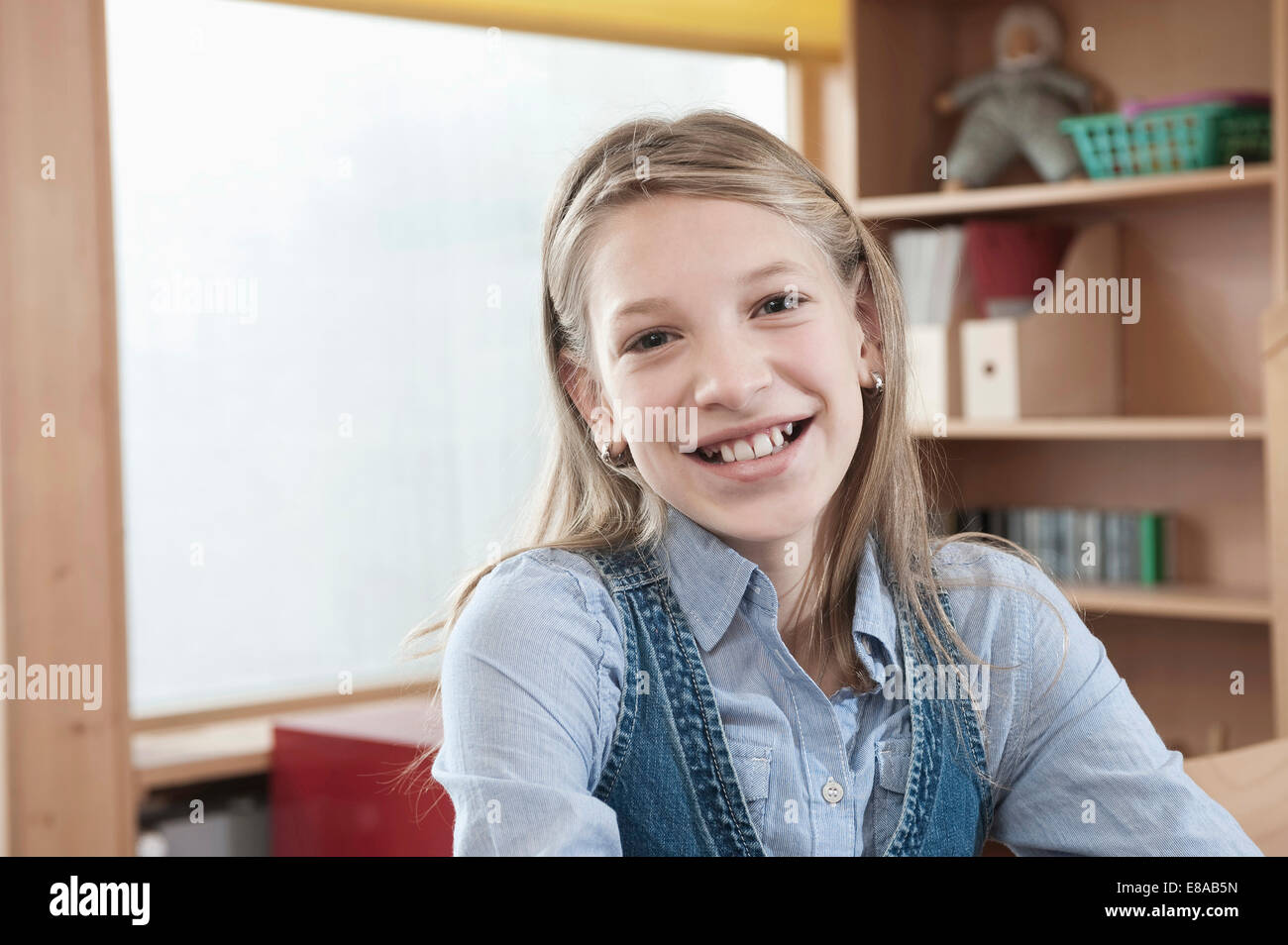 Smiling schoolgirl hi-res stock photography and images - Alamy