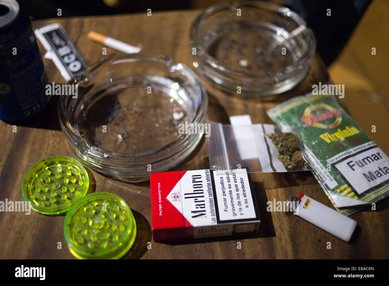 BARCELONA COFFEE SHOPS CANNABIS Marijuana In Barcelona. Man's hands