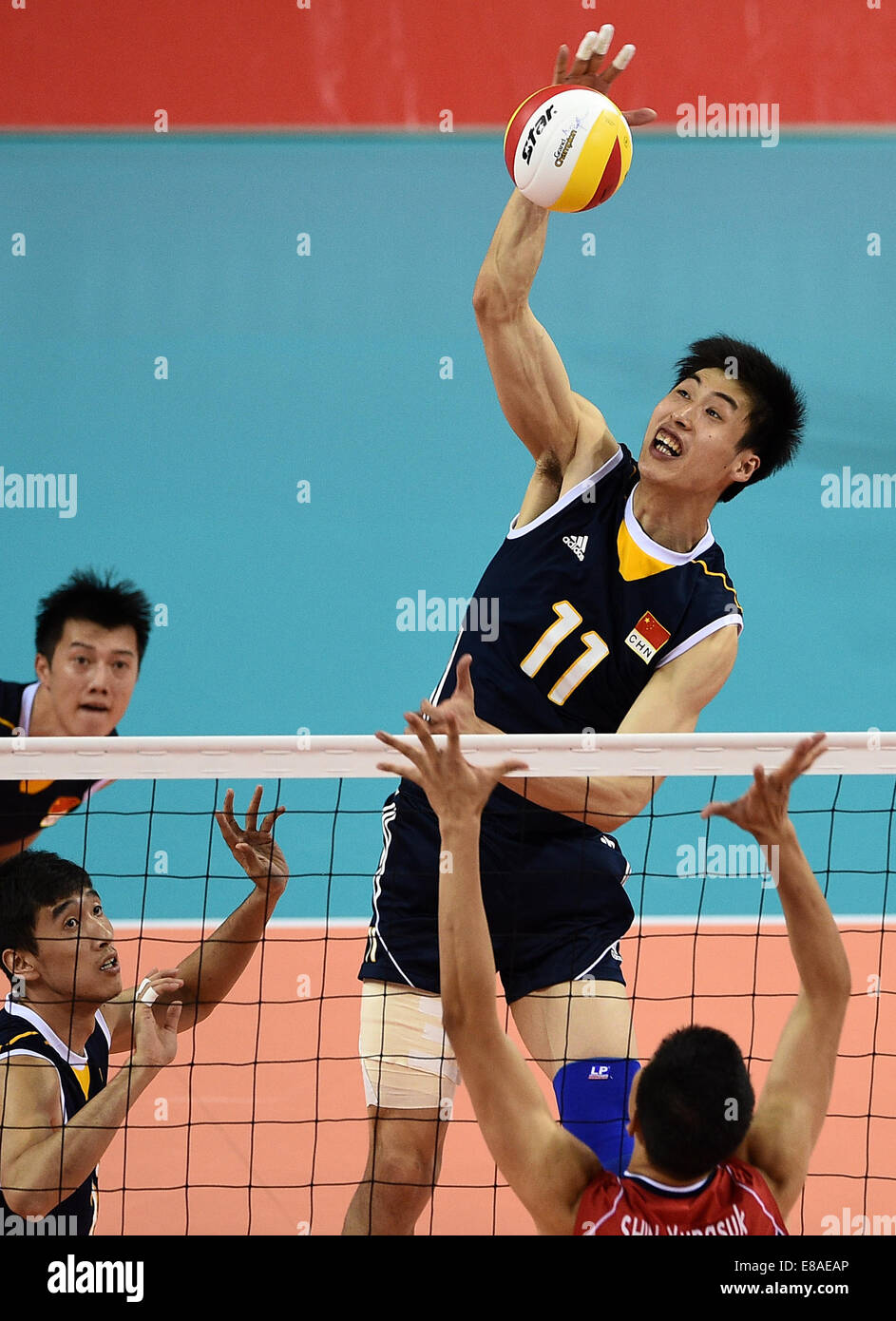 Incheon, South Korea. 3rd Oct, 2014. Geng Xin (upper) of China spikes ...