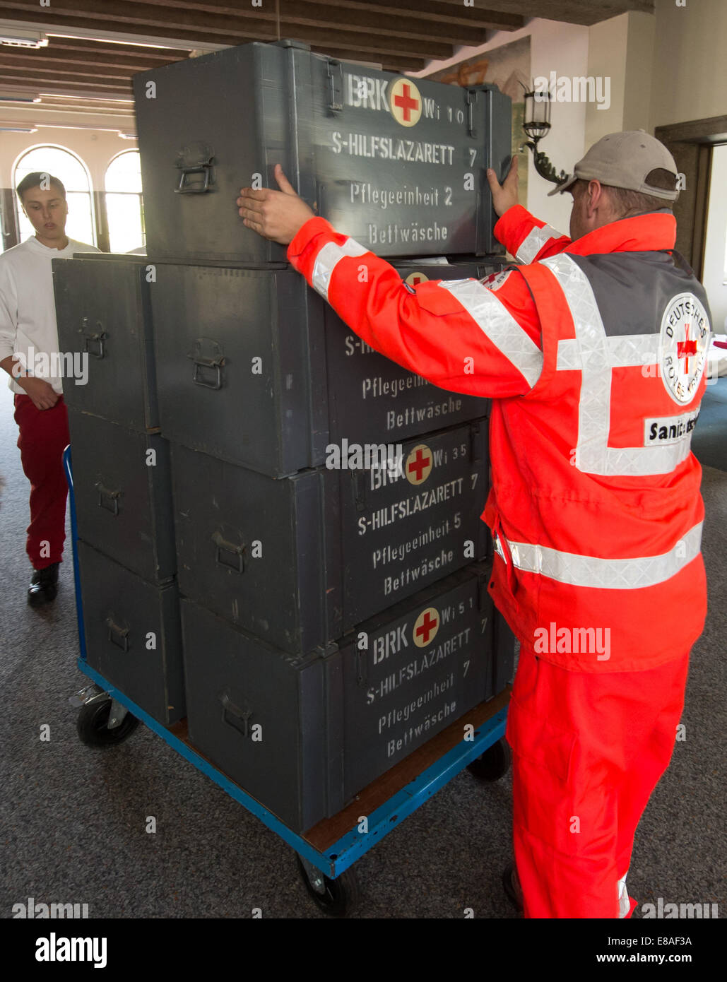 Aids from the Bavarian Red Cross (BRK) set up emergency housing for around 300 refugees in the former American barracks 'General Abrams Complex' in Garmisch-Patenkirchen, Germany, 3 October, 2014. Photo: PETER KNEFFEL/dpa Stock Photo