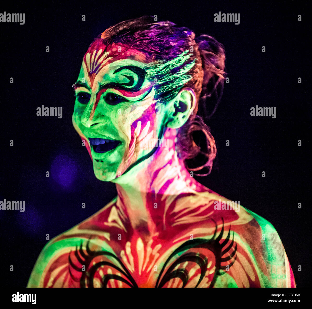 Atlanta, USA. 02nd Oct, 2014. Performers are painted backstage