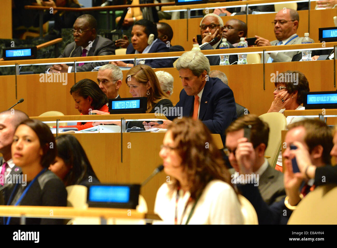 U.S. Secretary of State John Kerry, U.S. National Security Advisor Susan Rice, U.S. Permanent Representative to the United Nations Samantha Power, and Senior Advisor to the President Valerie Jarrett respond to emails before listening to President Barack O Stock Photo