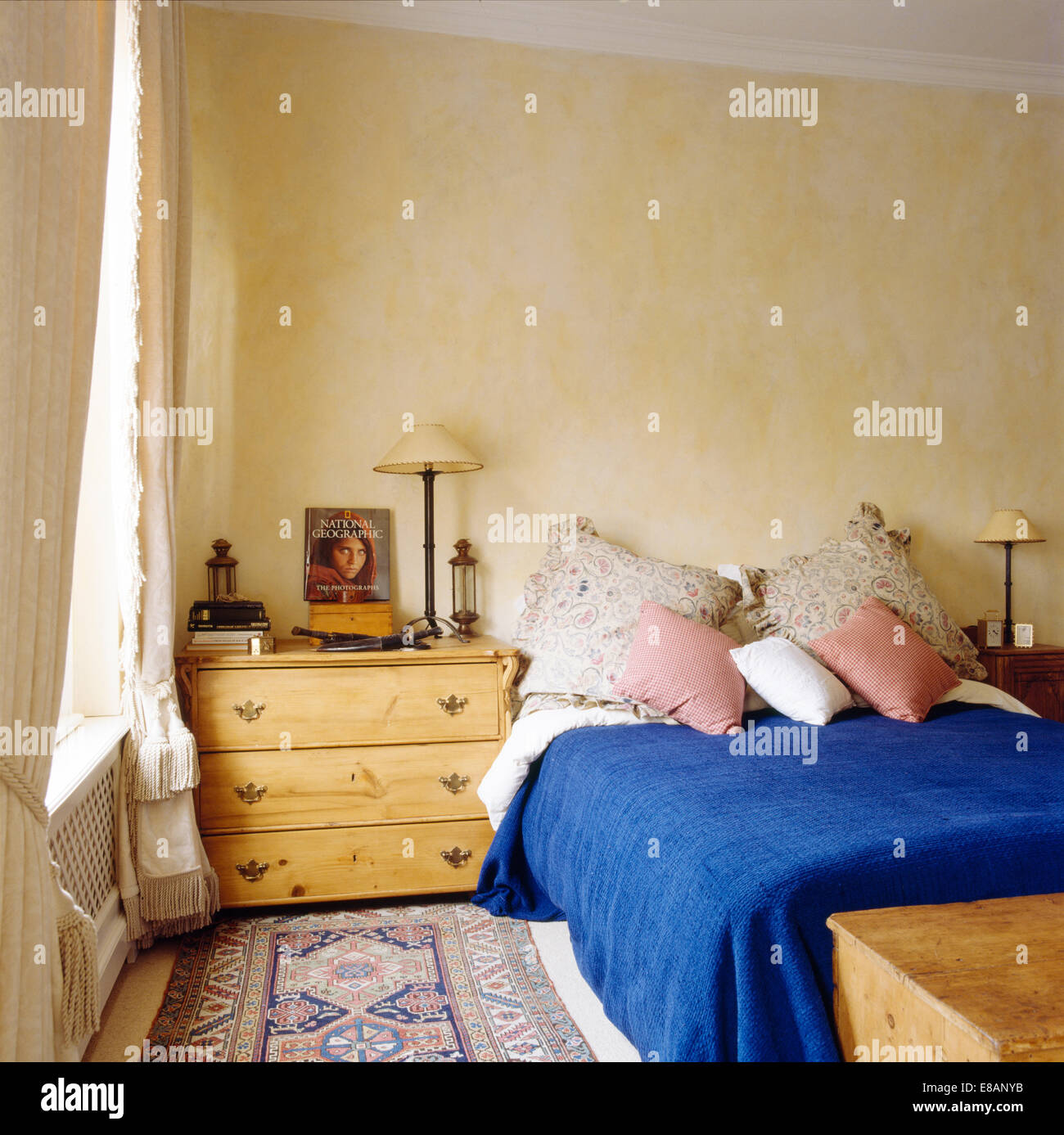 Cushions piled on bed blue hires stock photography and images Alamy