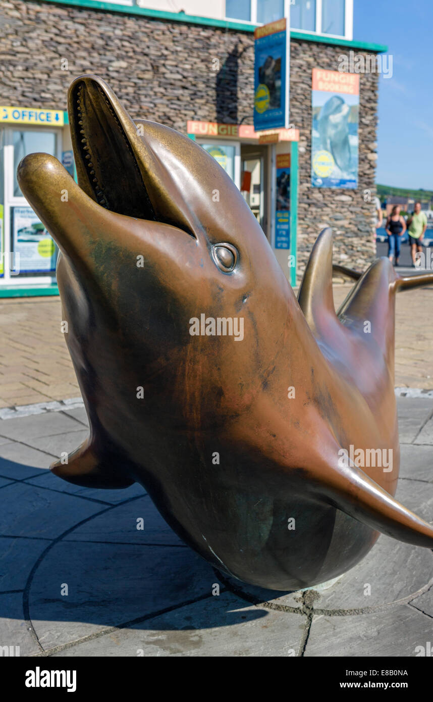 Statue of Fungie the Dingle Dolphin on the waterfront in Dingle, Dingle Peninsula, County Kerry, Republic of Ireland Stock Photo