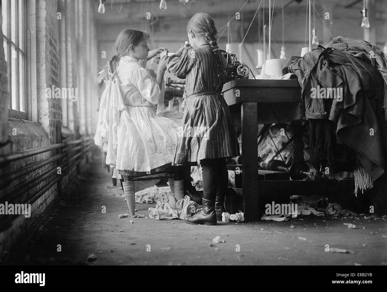 Raveler and a looper in London Hosiery Mills. London, Tenn, December 1910 Stock Photo