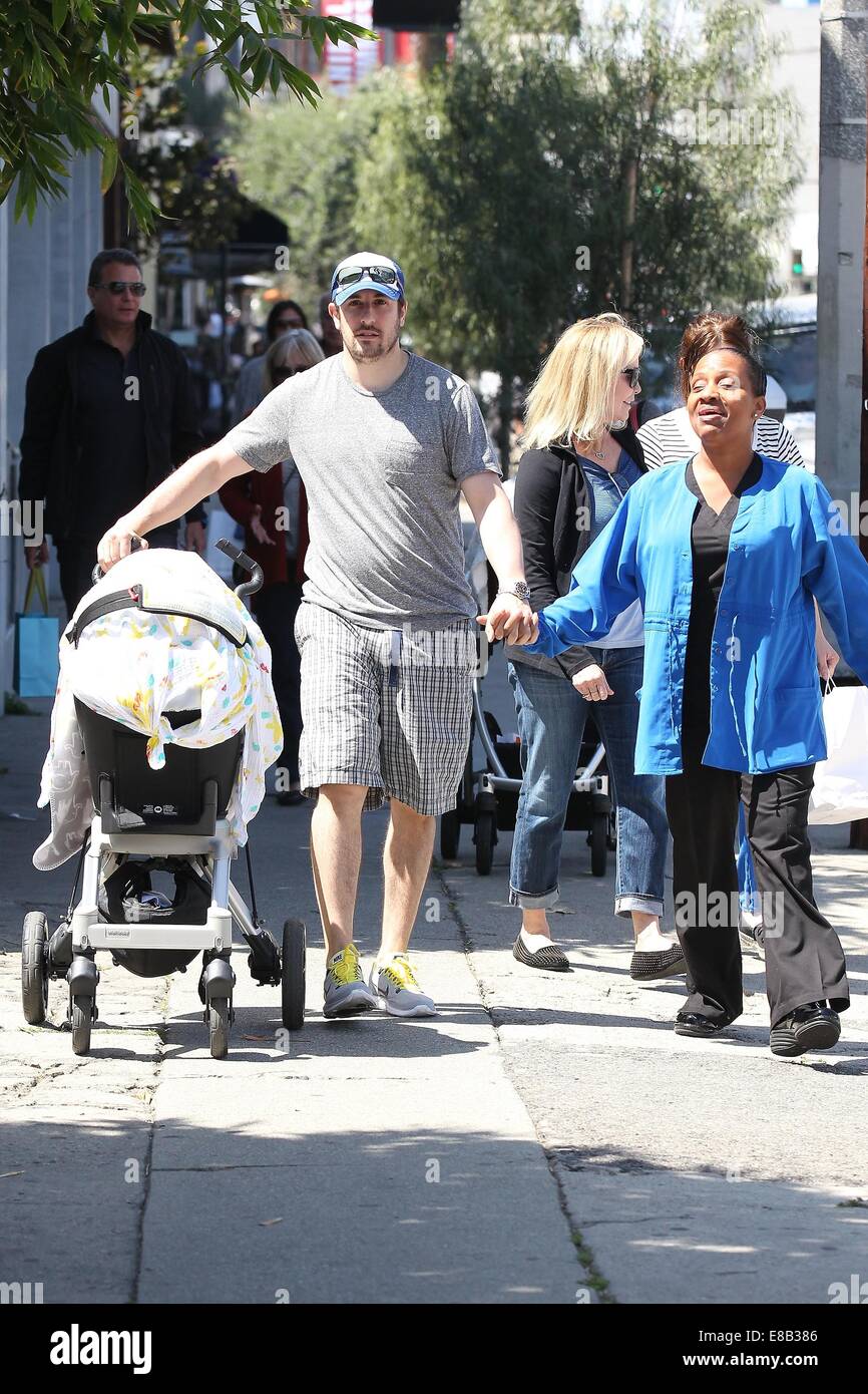 Jason Biggs, along with wife Jenny Mollen and their sixweekold son