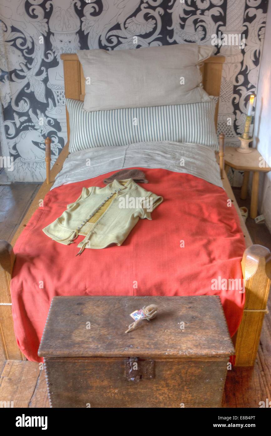 tudor bed shakespeare's birthplace  16th century bedroom Stock Photo