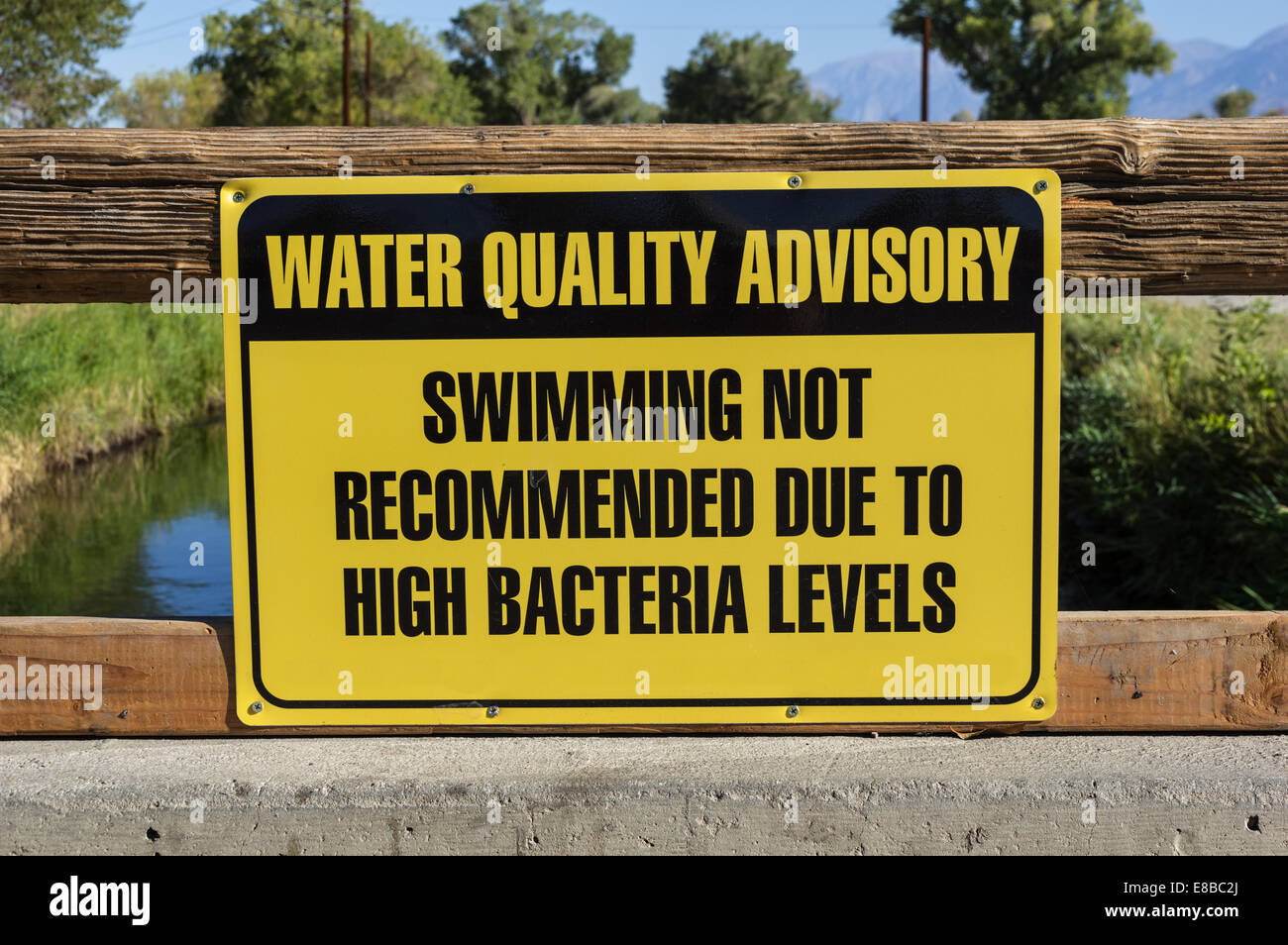 water quality advisory sign warning against swimming due to high bacteria levels Stock Photo