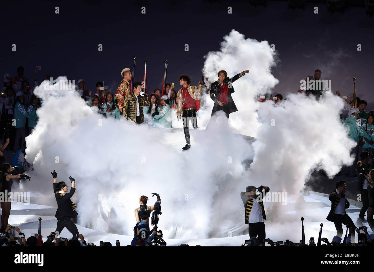 Incheon, South Korea. 4th Oct, 2014. South Korean pop group Bigbang perform during the closing ceremony of the 17th Asian Games at the Incheon Asiad Main Stadium in Incheon, South Korea, Oct. 4, 2014. Credit:  Ye Pingfan/Xinhua/Alamy Live News Stock Photo