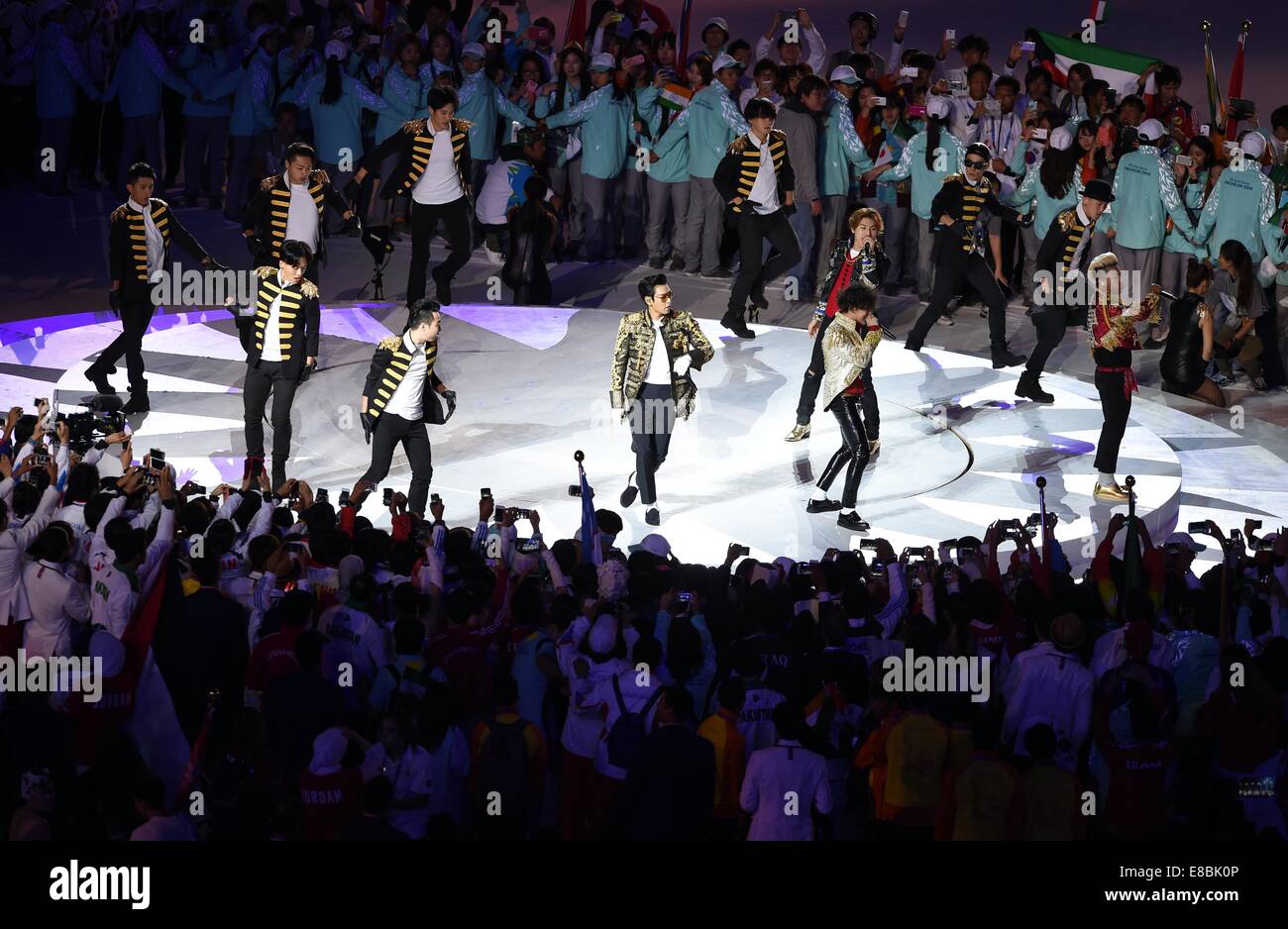 Incheon, South Korea. 4th Oct, 2014. South Korean pop group Bigbang perform during the closing ceremony of the 17th Asian Games at the Incheon Asiad Main Stadium in Incheon, South Korea, Oct. 4, 2014. Credit:  Ye Pingfan/Xinhua/Alamy Live News Stock Photo